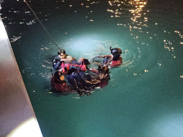 익수자 구조하는 해경