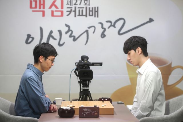 변상일(왼쪽) 9단이 김명훈 9단을 꺾고 맥심커피배 결승에 올랐다.