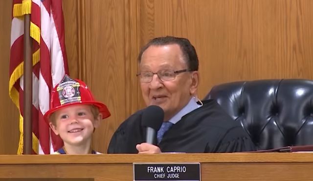 피고인의 아이를 자리로 불러 함께 판결을 내리는 카프리오 판사