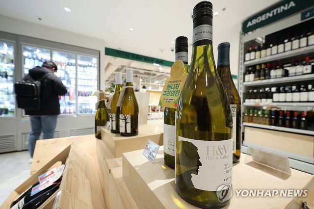 레드와인 대신 화이트 와인 매출이 증가하는 것으로 나타난 지난 2월 서울의 한 대형마트에서 시민이 와인을 고르고 있다.[사진/진연수 기자]