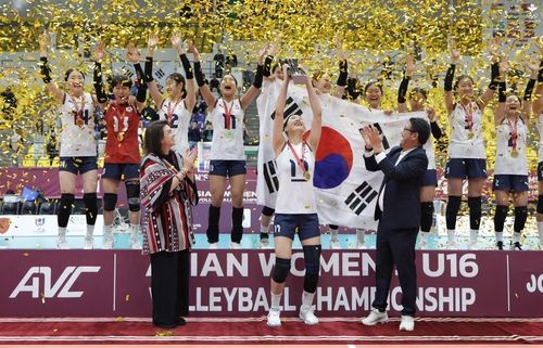 U-16 여자배구 아시아선수권 우승에 기뻐하는 선수들