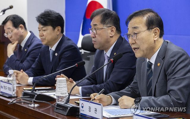 국토부-국토위 당정 협의에서 부동산 정책 속도 말하는 김윤덕 국토부 장관