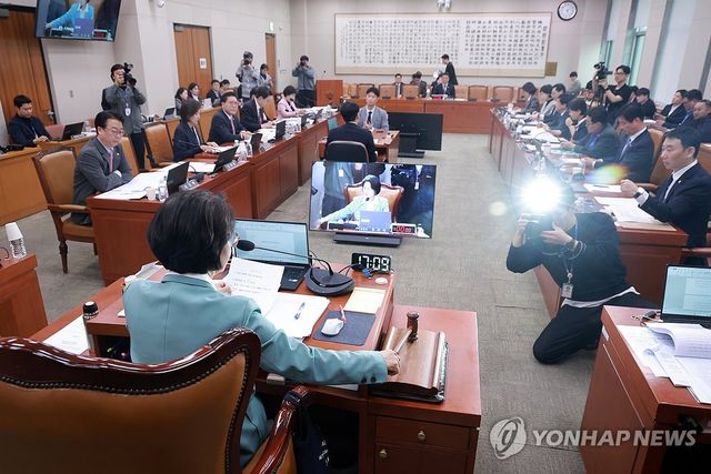 중수청법 상정하는 추미애 법사위원장