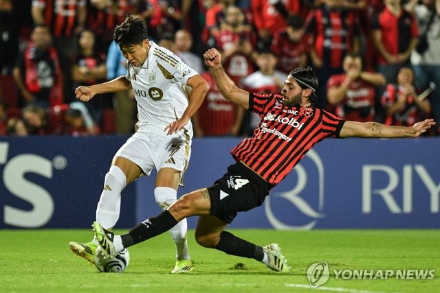 알라후엘렌세와의 경기에 출전한 손흥민