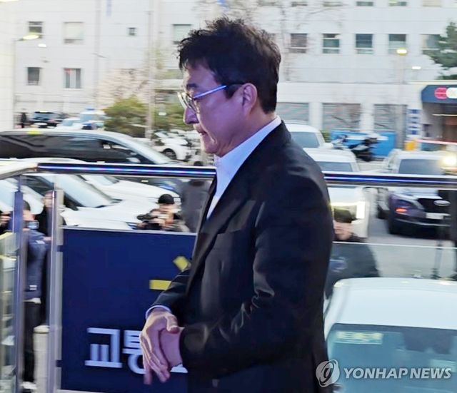 경찰 조사 마친 배우 이재룡