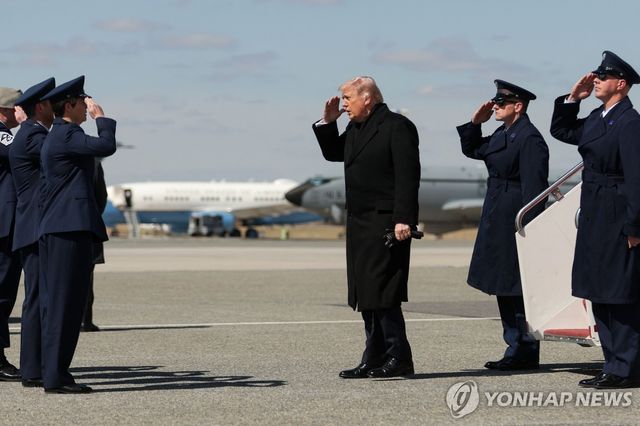 미군 유해 귀환·운구행사 참석한 트럼프