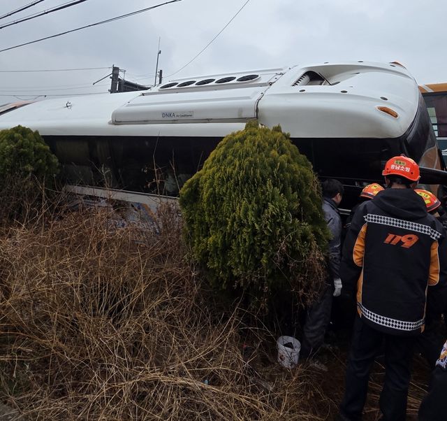 수로에 바퀴 빠진 버스