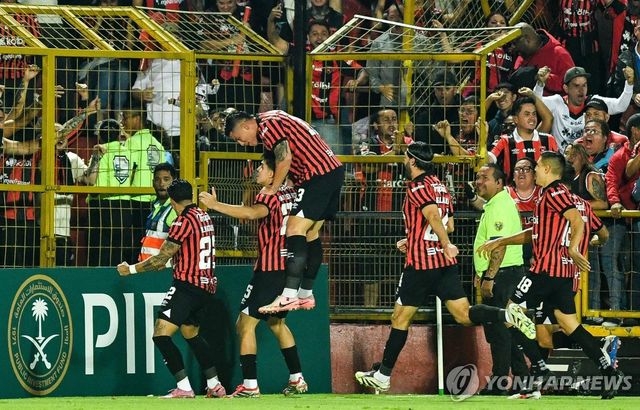 산티아고 반데르푸텐의 선제골에 기뻐하는 알라후엘렌세