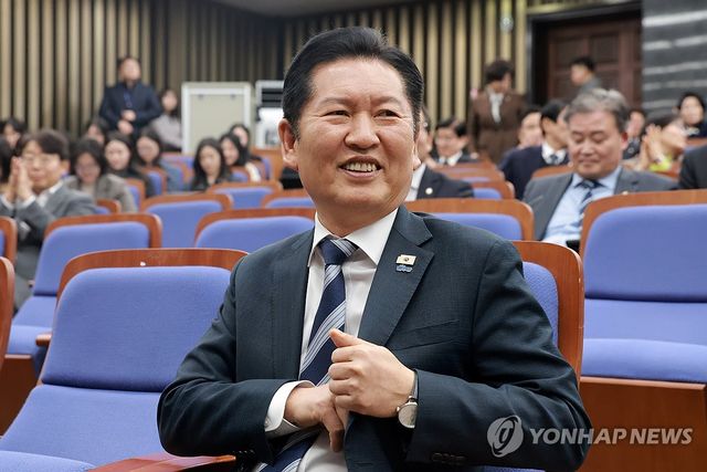 의원총회 참석한 민주당 정청래 대표