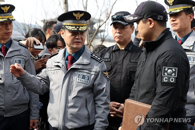 안티드론차량 설명 듣는 박정보 서울경찰청장