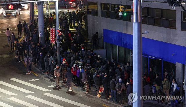 인력사무소 인근에서 대기하는 구직자