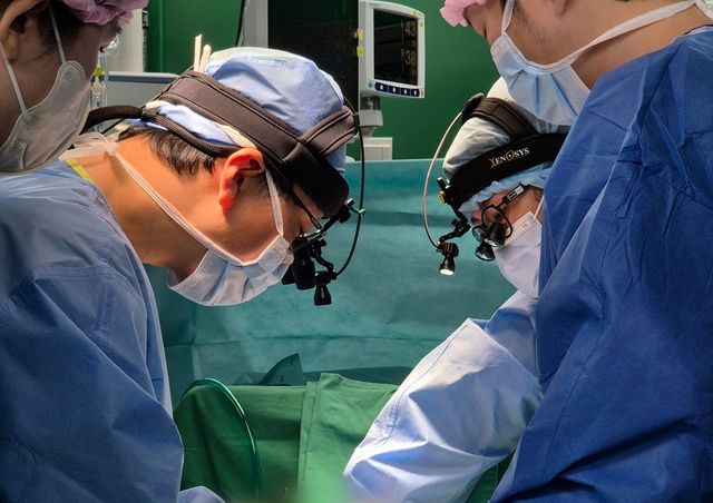 심장 수술하는 의료진