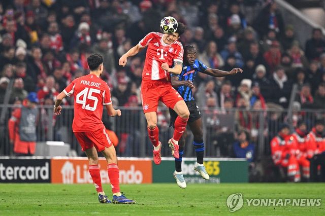 공중볼을 따내는 김민재