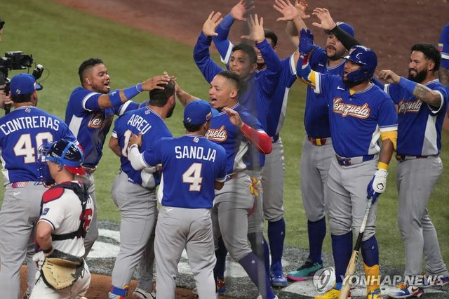 홈런 친 윌리에르 아브레우(왼쪽에서 네 번째)