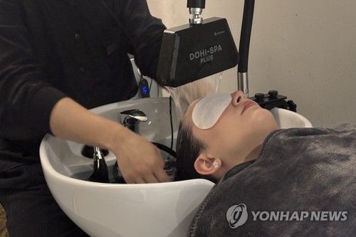 한국 미용실에서 헤드스파를 받는 외국인