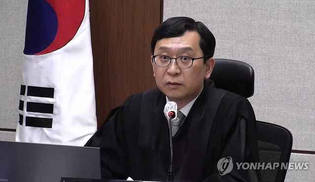 발언하는 이진관 부장판사