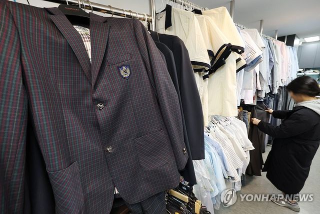 서울의 한 교복나눔매장