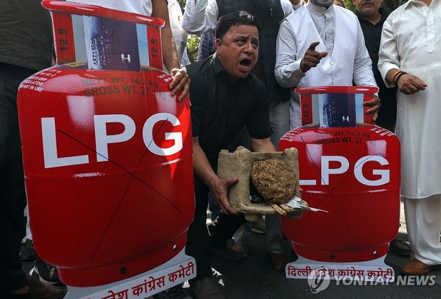 인도 시위대 "LPG 어디있어!"