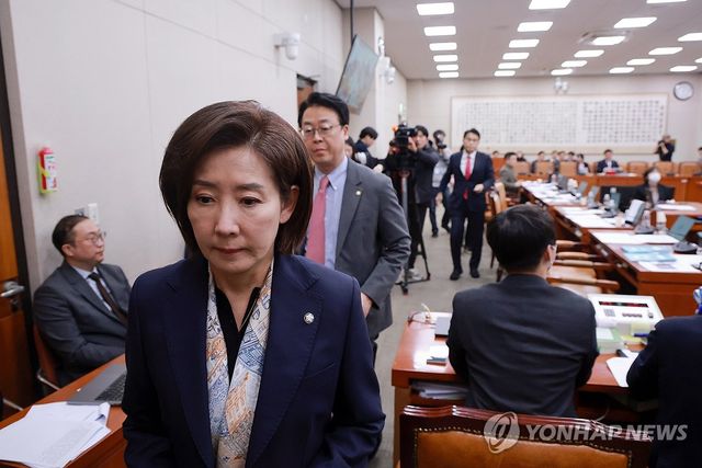 중수청법 표결에 퇴장하는 국민의힘 법사위원들