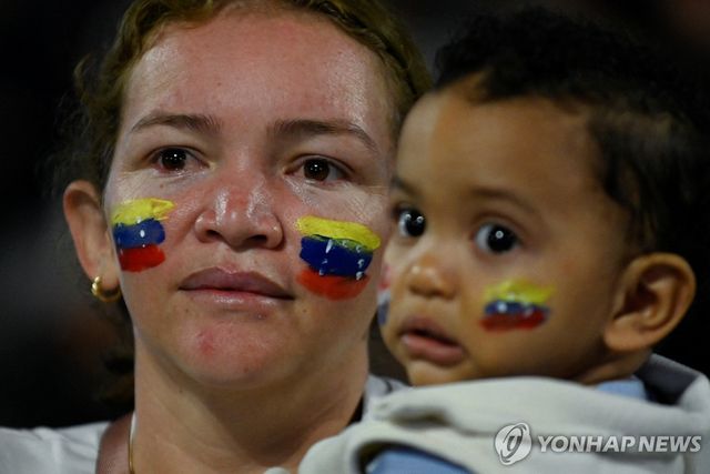 눈물 흘리며 우승 장면 지켜보는 베네수엘라 국민들