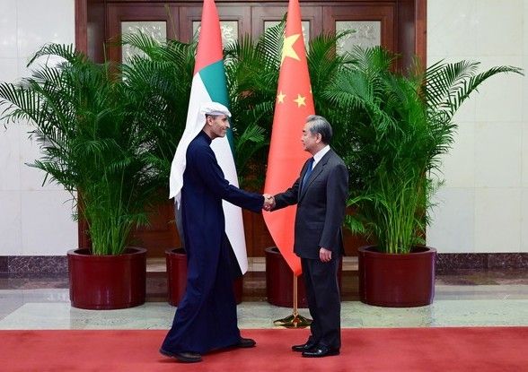 아랍에미리트(UAE)의 중국사무 특사와 만난 왕이 중국 외교부장(우)