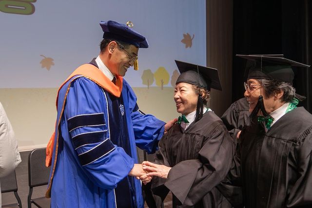 지난 제38기 장수문화대학 통합수료식에서 수료생 어르신과 이기재 구청장
