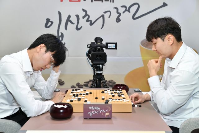 박정환(오른쪽) 9단이 신진서 9단을 꺾고 맥심커피배 결승에 올랐다.