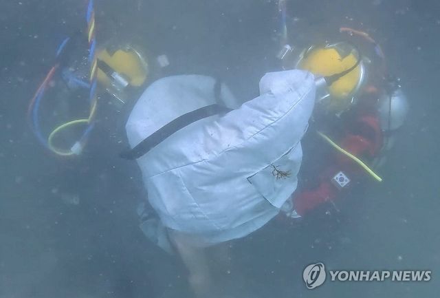 묵호항에서 열린 해군-해경 해상구조훈련