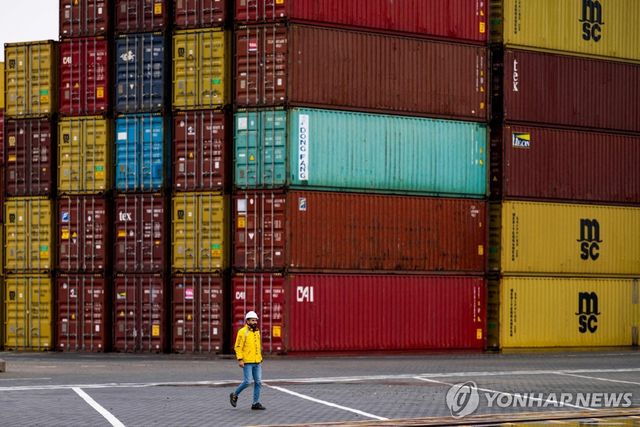 이라크 남부 바스라터미널에 적재된 컨테이너 