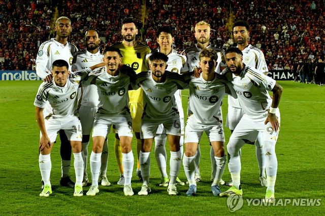 알라후엘렌세와의 경기에 앞서 기념촬영 하는 손흥민(윗줄 네 번째) 등 LAFC 선수들