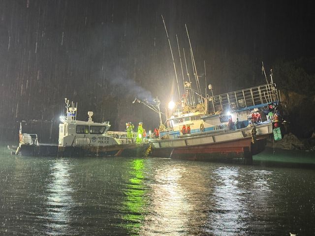 승선원 구조하는 태안해경