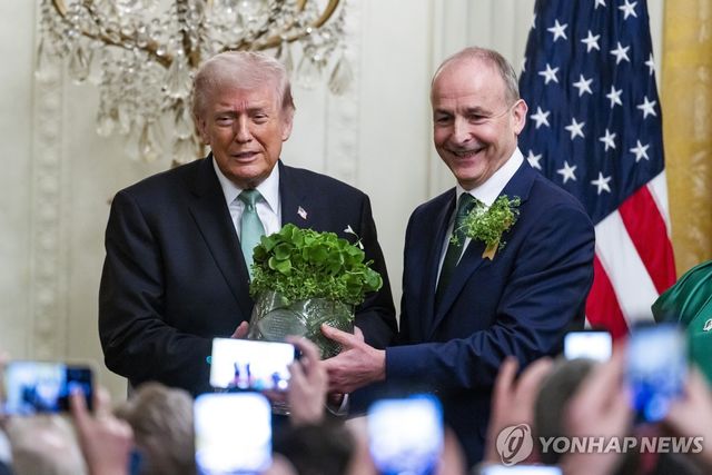 토끼풀 주고받는 미·아일랜드 정상
