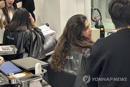 "내 머리 어떻게 바뀔지 무척 기대돼요"