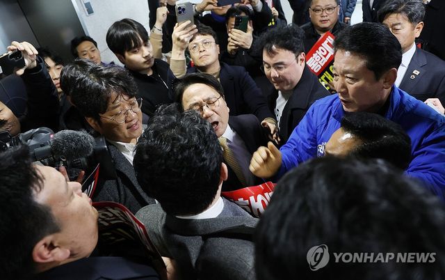 아수라장된 기자회견