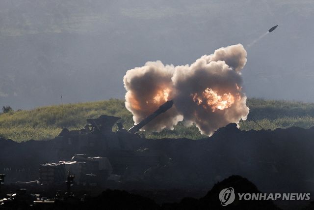 17일 이스라엘 북부 레바논 접경지대에서 이스라엘군이 레바논을 향해 포격하는 모습