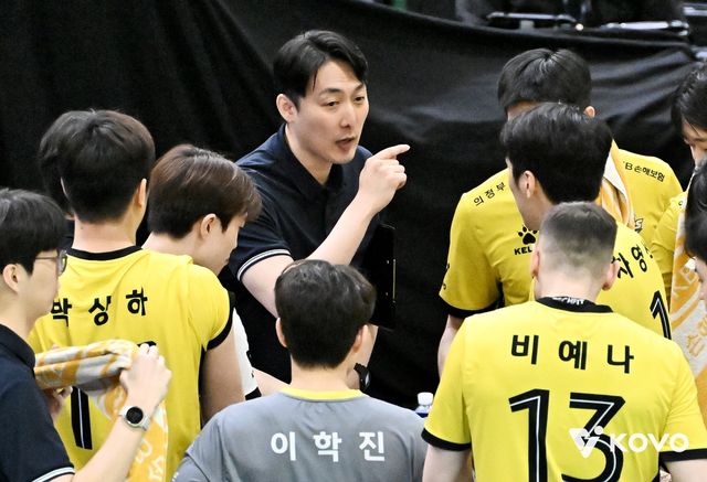 선수들에게 지시하는 하현용 KB손해보험 감독 대행