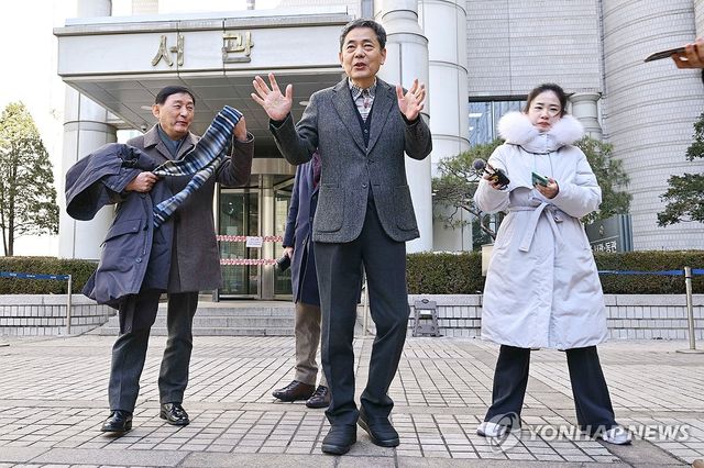 법원에서 입장 밝히는 곽상도 전 의원