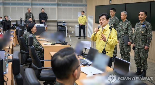 장병 격려하는 안규백 장관