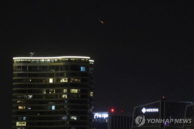 18일 새벽 이스라엘 텔아비브 상공을 가로지르는 이란 미사일