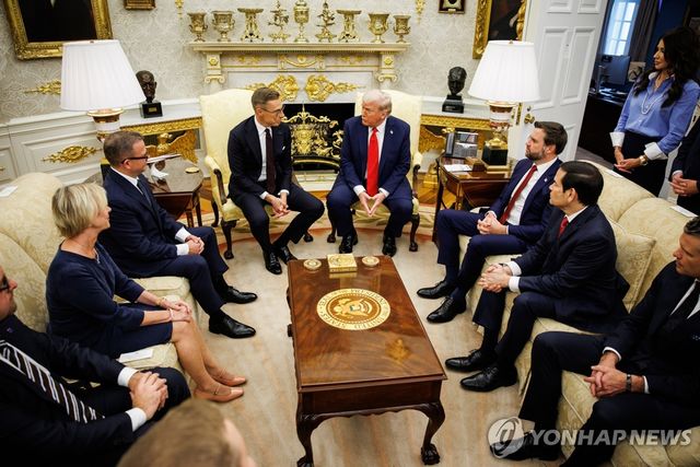 작년 10월 백악관에서 정상회담 하는 스투브-트럼프 대통령