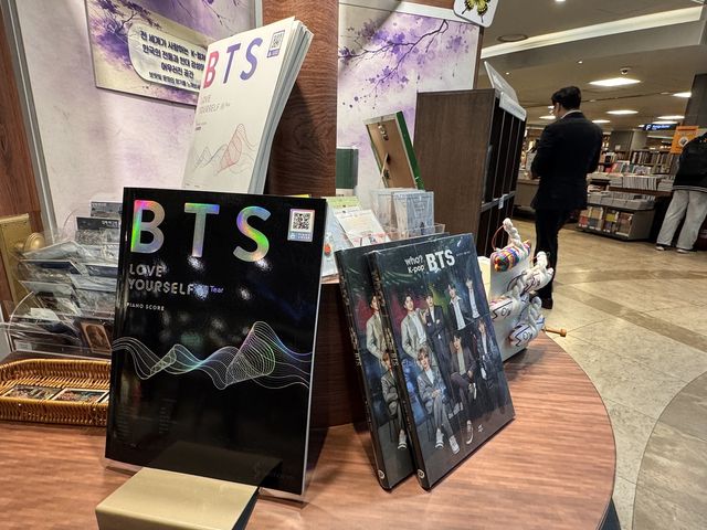 교보문고 광화문점에 진열된 BTS 관련 서적