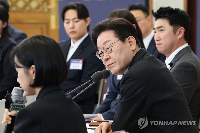 참석자 발언 듣는 이재명 대통령