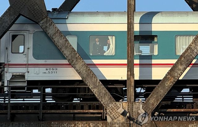 압록강 넘어온 북한 여객열차