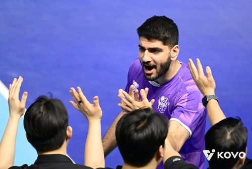 하이파이브 하는 우리카드의 알리