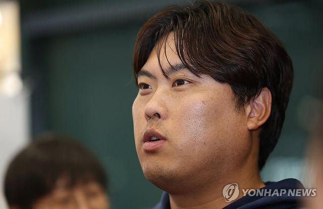 공항서 인터뷰하는 류현진