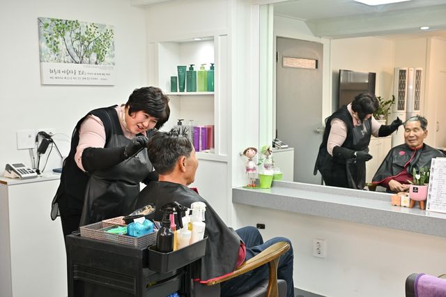 실버에티켓 이용해 미용실 찾은 주민 모습