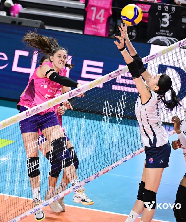 공격하는 흥국생명의 피치(왼쪽)