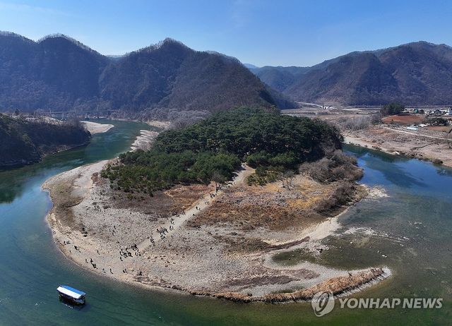 '왕사남' 인기 뜨겁네…관광객 몰린 영월 청령포