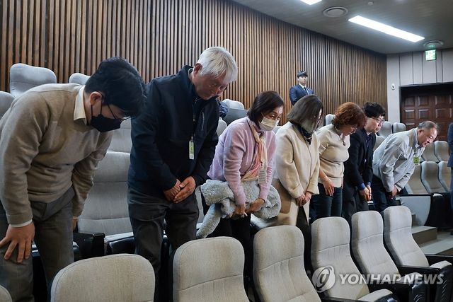 가습기살균제피해구제법 개정안 본회의 통과 인사하는 유가족들