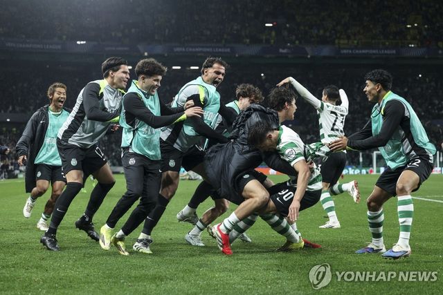 기뻐하는 스포르팅 선수들